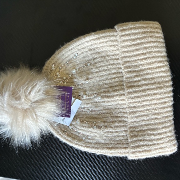 Women Cream Fur Ball Hat - Picture 2 of 4